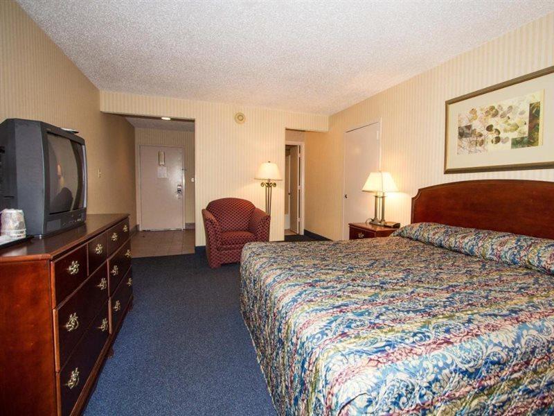 Red Roof Inn & Suites Newport News Esterno foto