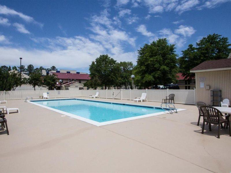 Red Roof Inn & Suites Newport News Esterno foto