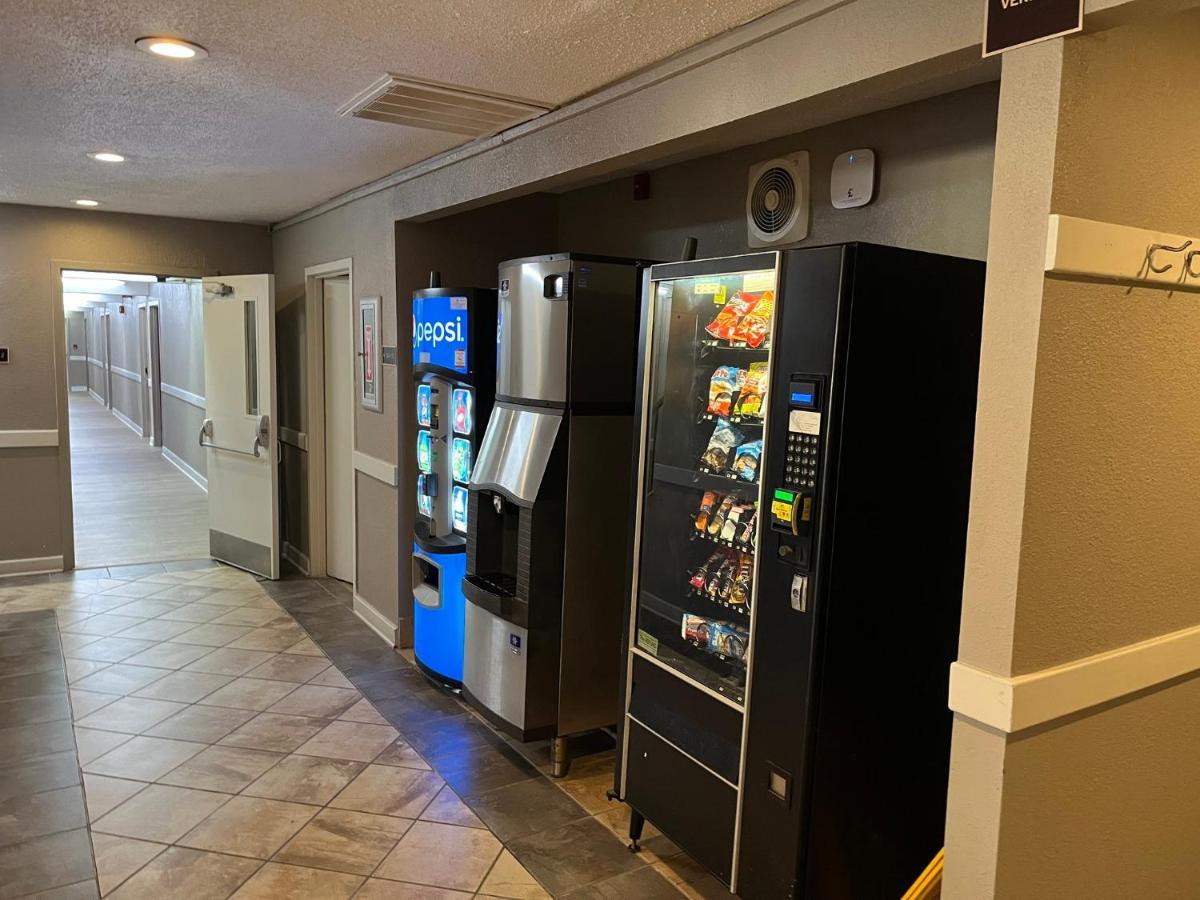 Red Roof Inn & Suites Newport News Esterno foto