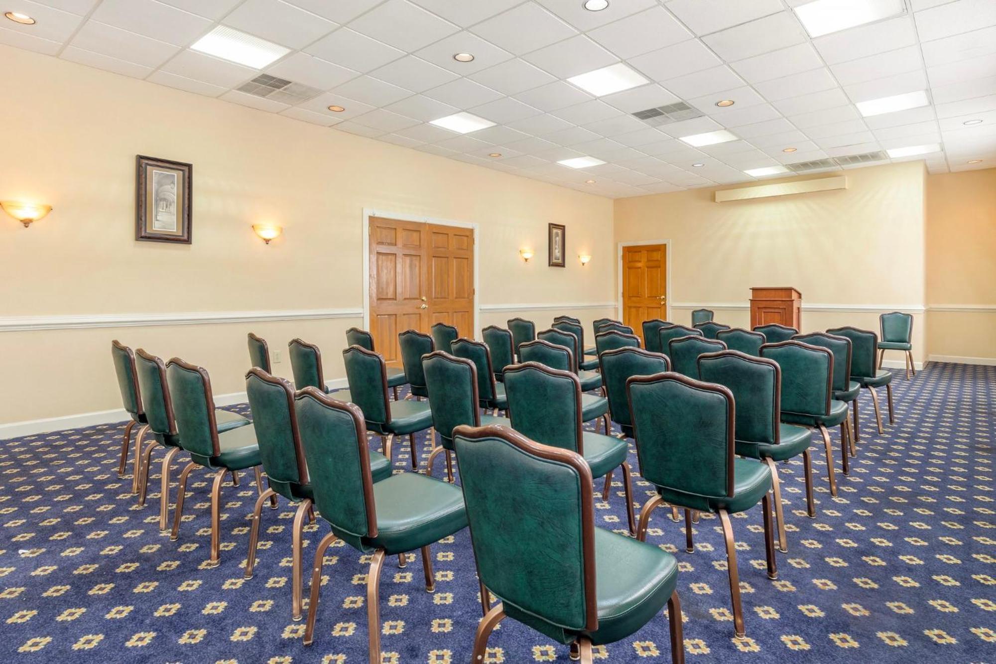 Red Roof Inn & Suites Newport News Esterno foto