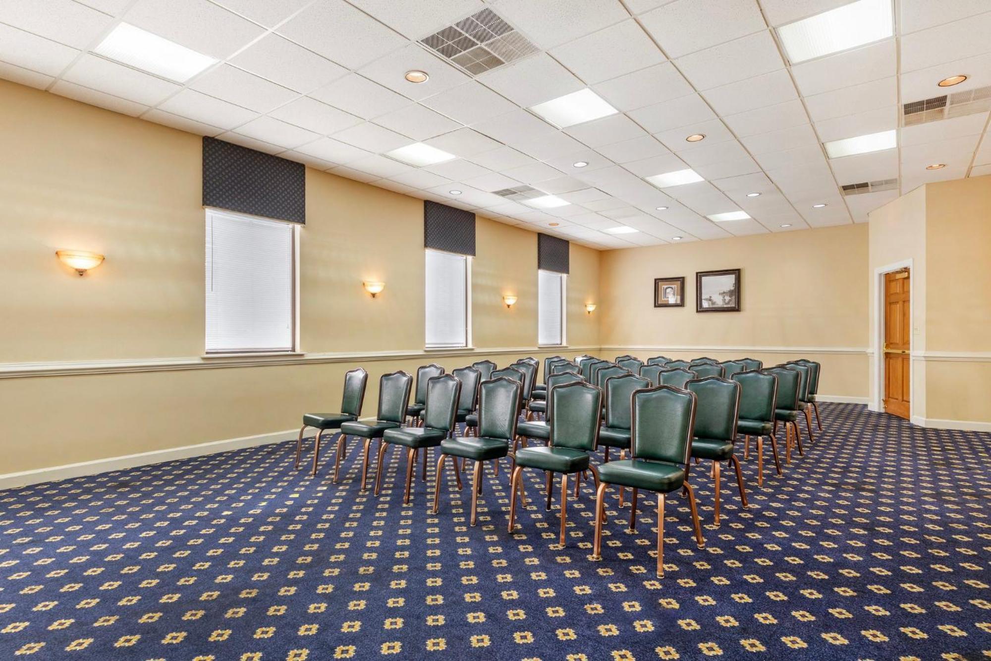 Red Roof Inn & Suites Newport News Esterno foto