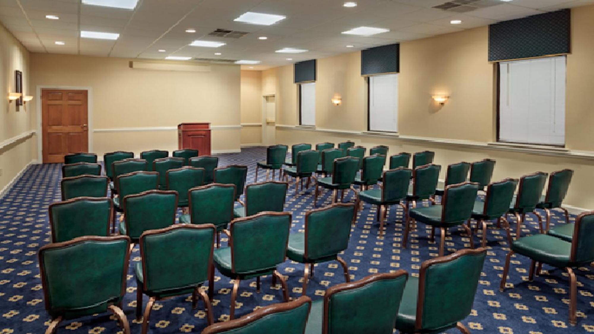 Red Roof Inn & Suites Newport News Esterno foto